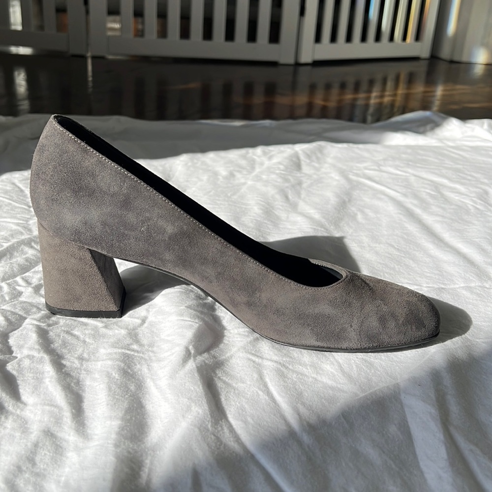 Stuart Weitzman - Gray, slate suede. Mary mid pump. US 10.5. Heel 2 3/4”.